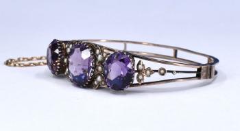 Stříbrný náramek s ametysty a perličkami Stříbrný náramek s ametysty a perličkami
